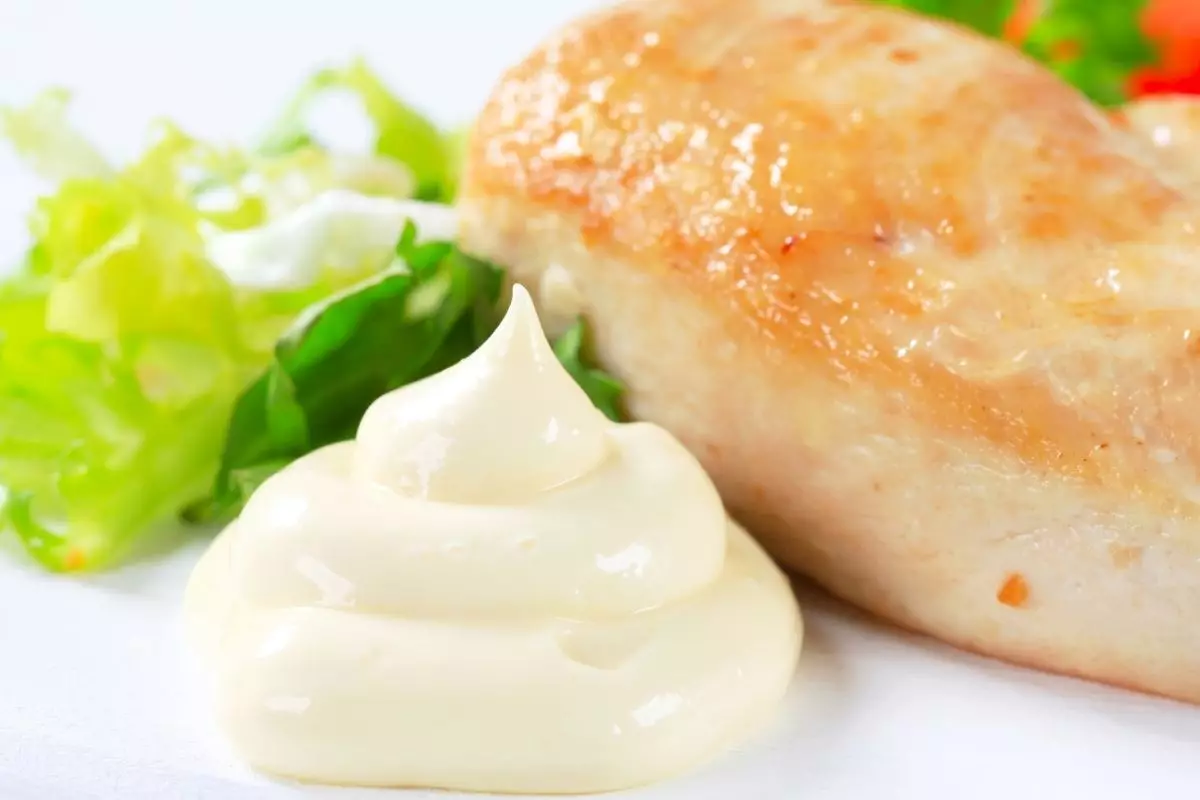 Receita de filé de frango flambado no conhaque com maionese caseira- Reprodução canva
