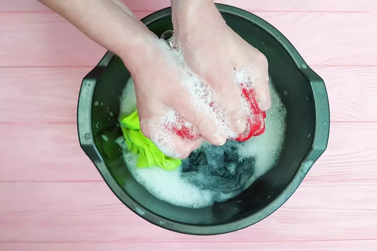 Lavar roupa na mão - Reprodução Canva