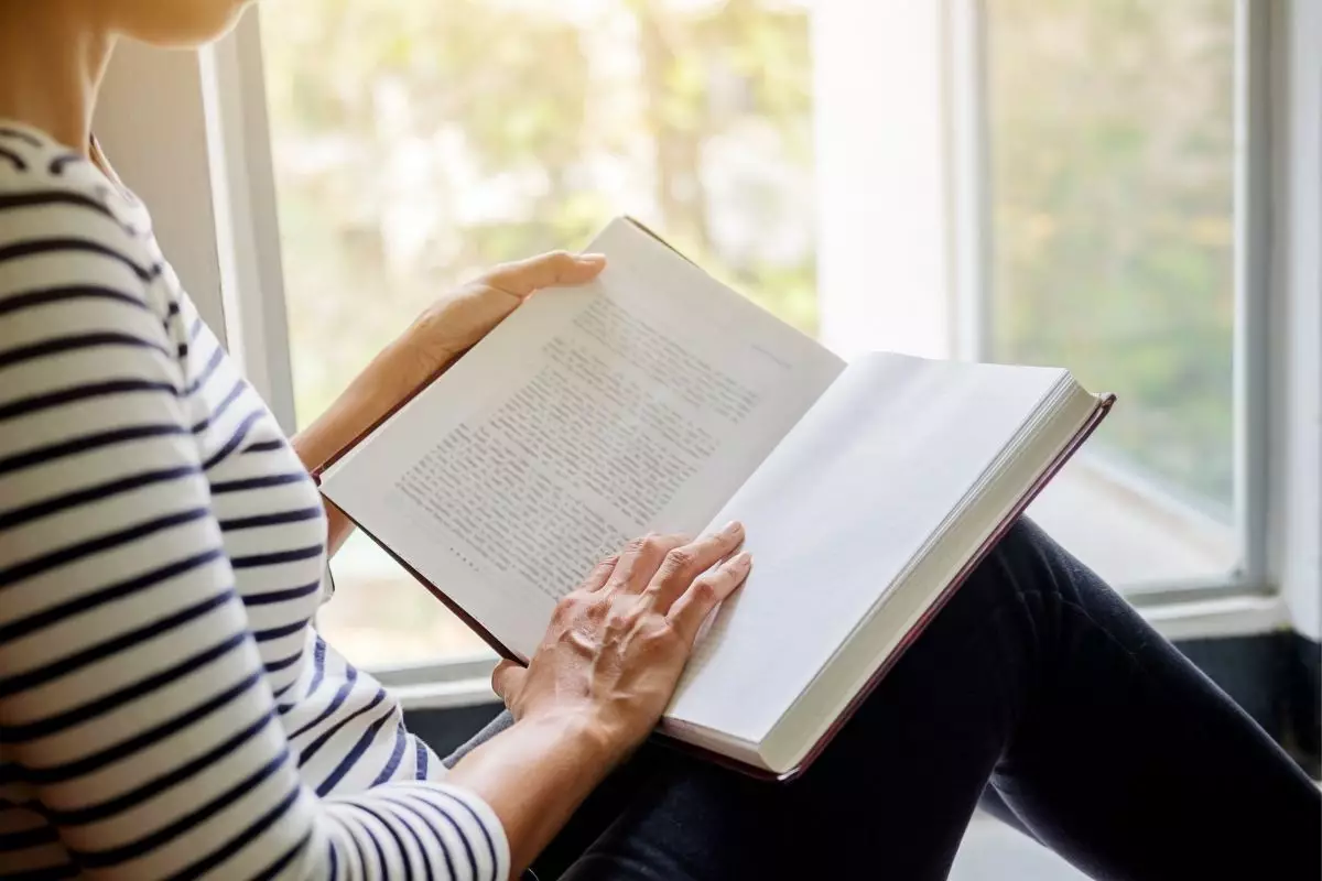 Leitura diária: conheça os benefícios que traz para a sua saúde — Reprodução do Canva.