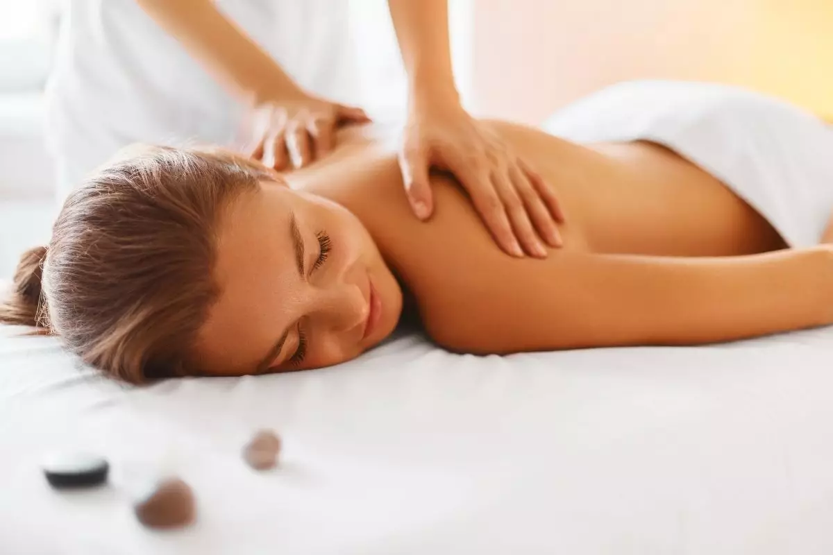 Massagem relaxante: quais os benefícios para o seu bem-estar todo dia — Reprodução do Canva.