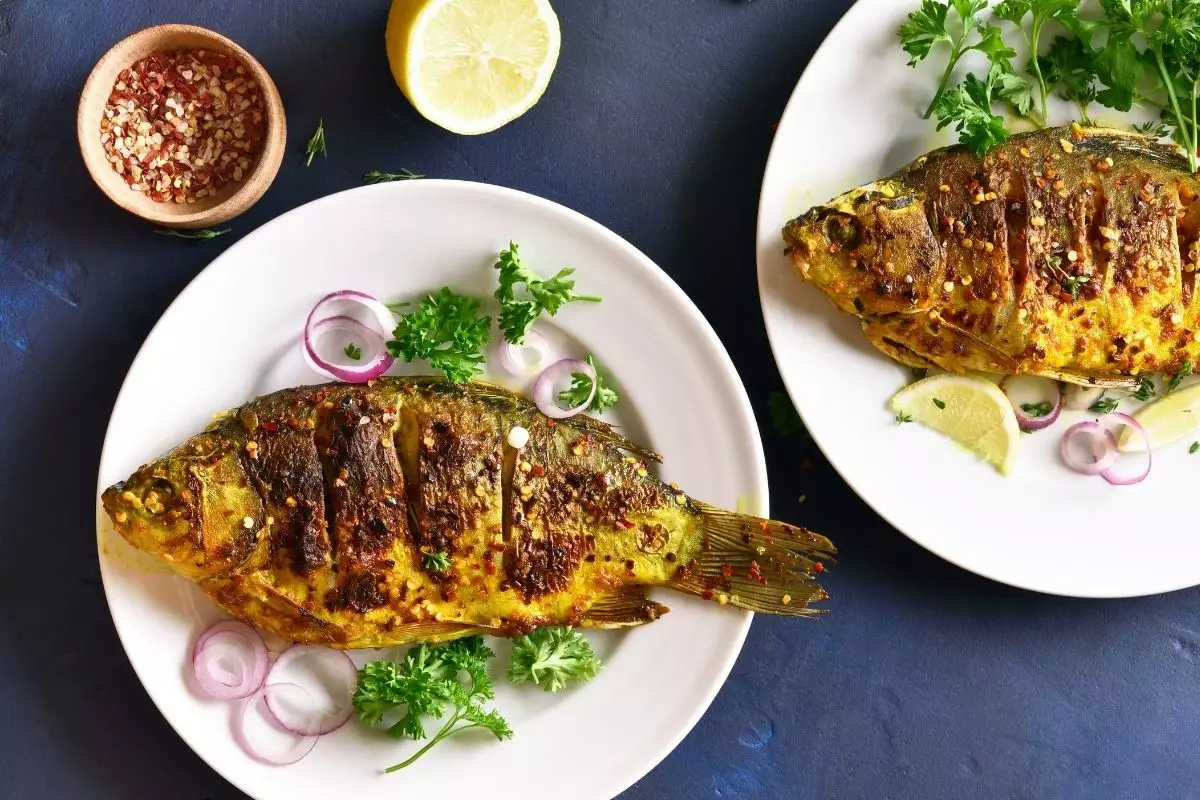 Peixe assado no forno receita deliciosa incrementada com vinho branco - Imagem Canva