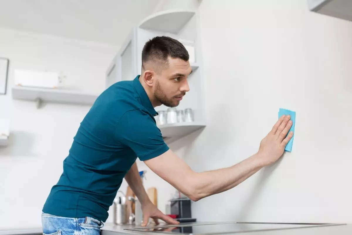 Remover mancha de parede - reprodução Canva