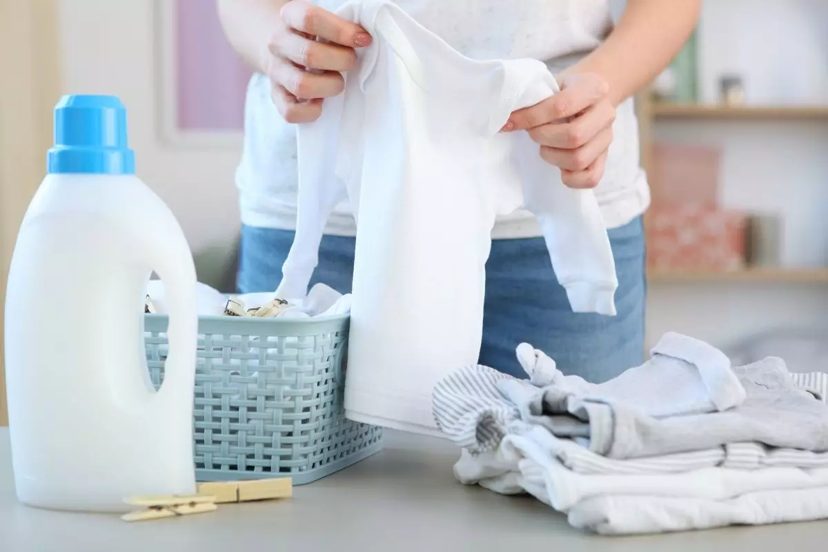Dica para mamães: como tirar mancha de cocô da roupa do bebê de forma fácil e rápida — Reprodução do Canva.