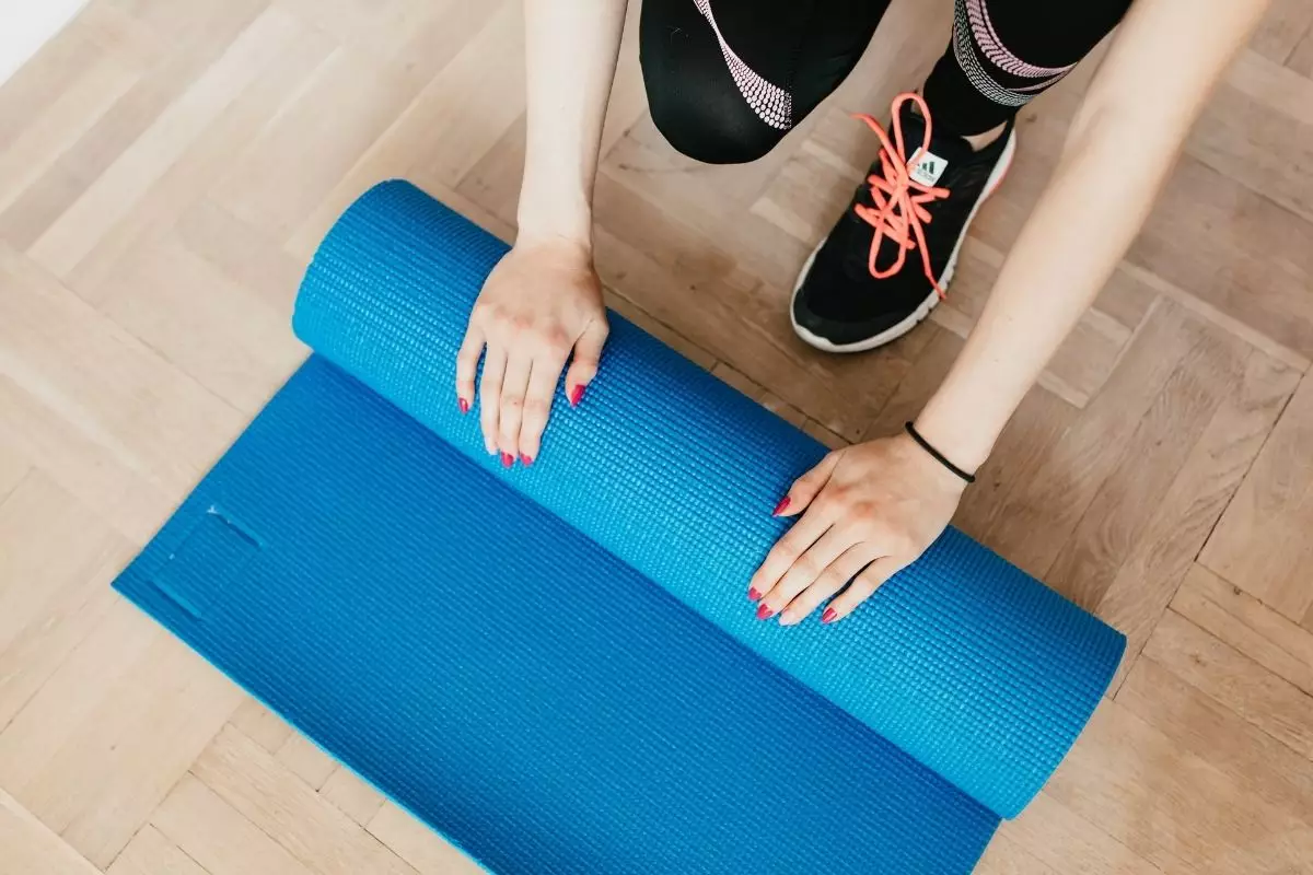 Tapete de yoga: aprenda como limpá-lo sem danificá-lo, rápido e fácil
