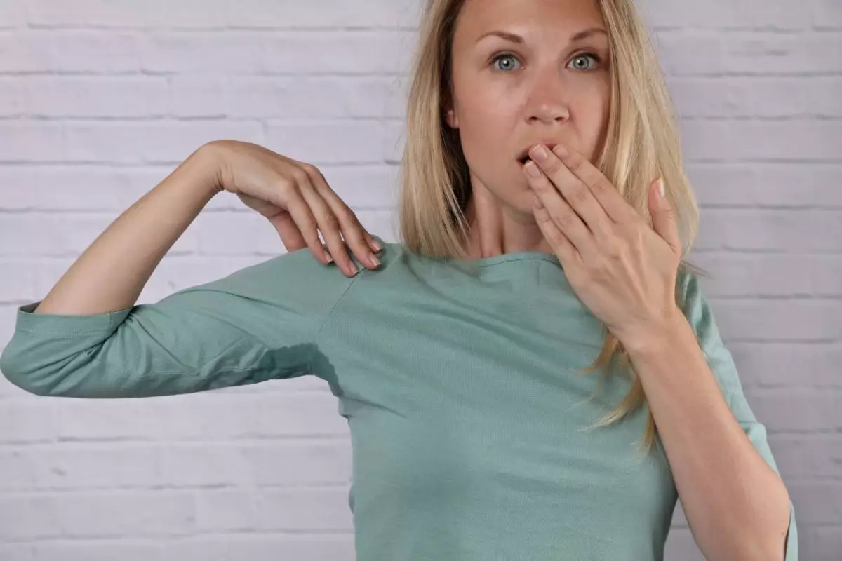 Truque rápido para eliminar mancha de desodorante das roupas - Imagem Canva