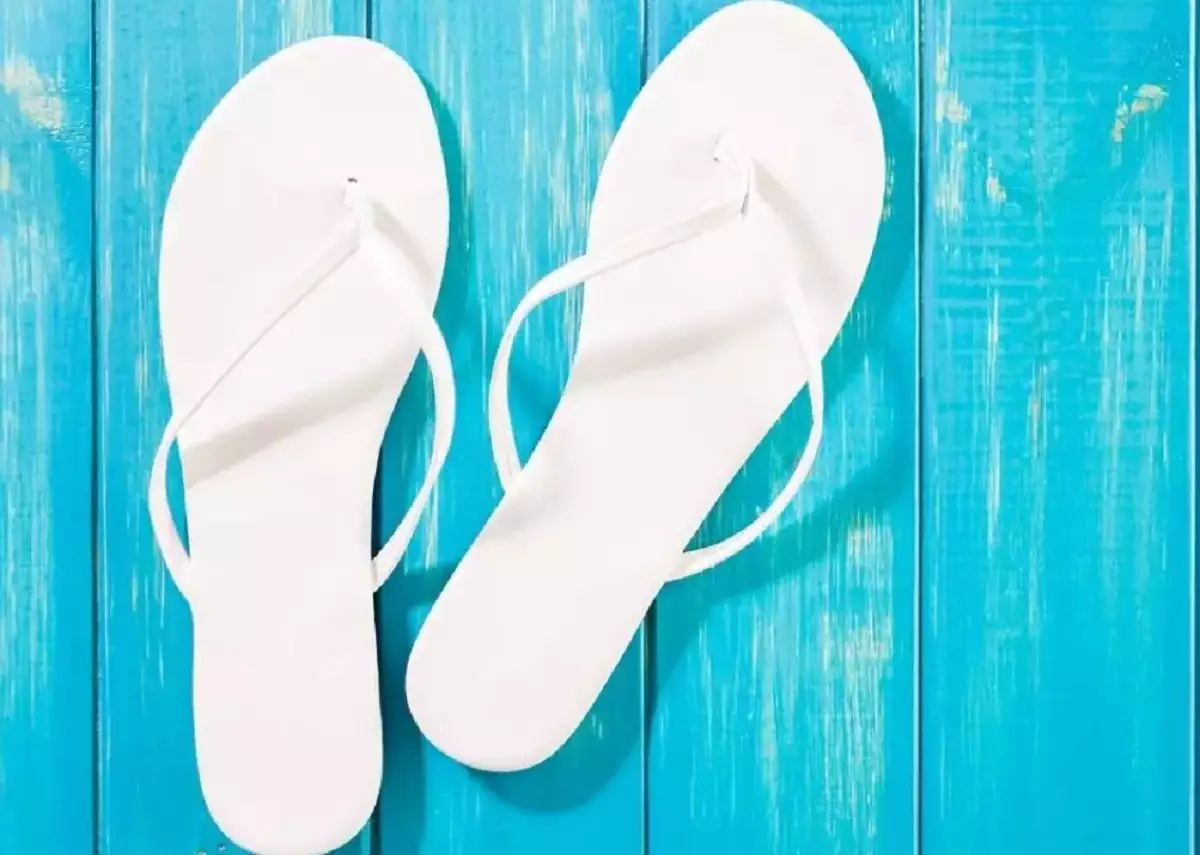 Desencardir chinelo branco (Foto: Canva)