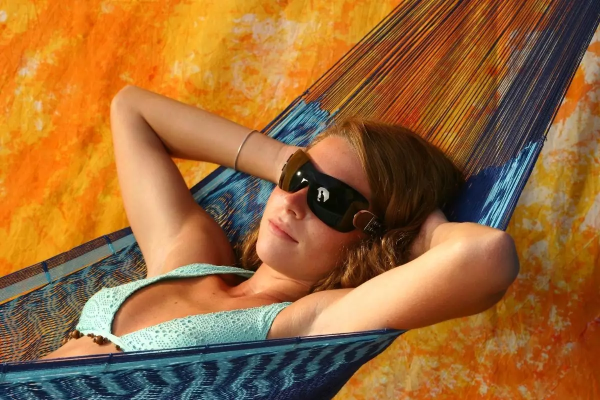 Rede de descanso: inclua na decoração da sua casa e aproveite esse aconchego. Reprodução: canva