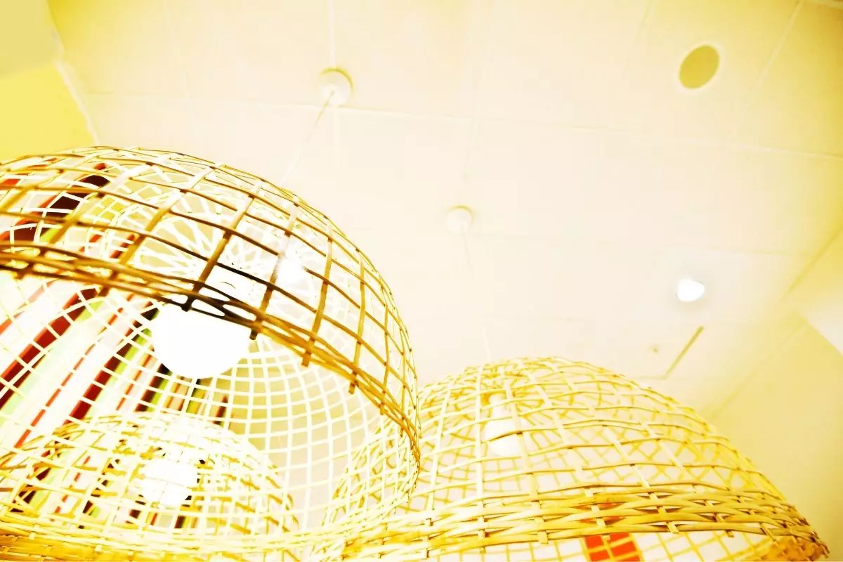 Lustre de palha é tendência na decoração, veja como fazer o seu. Reprodução: canva