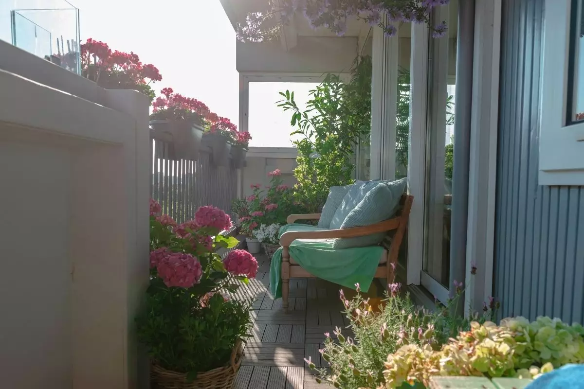 Sacada de apartamento: aprenda maneiras simples de decorar a sua - Reprodução Canva