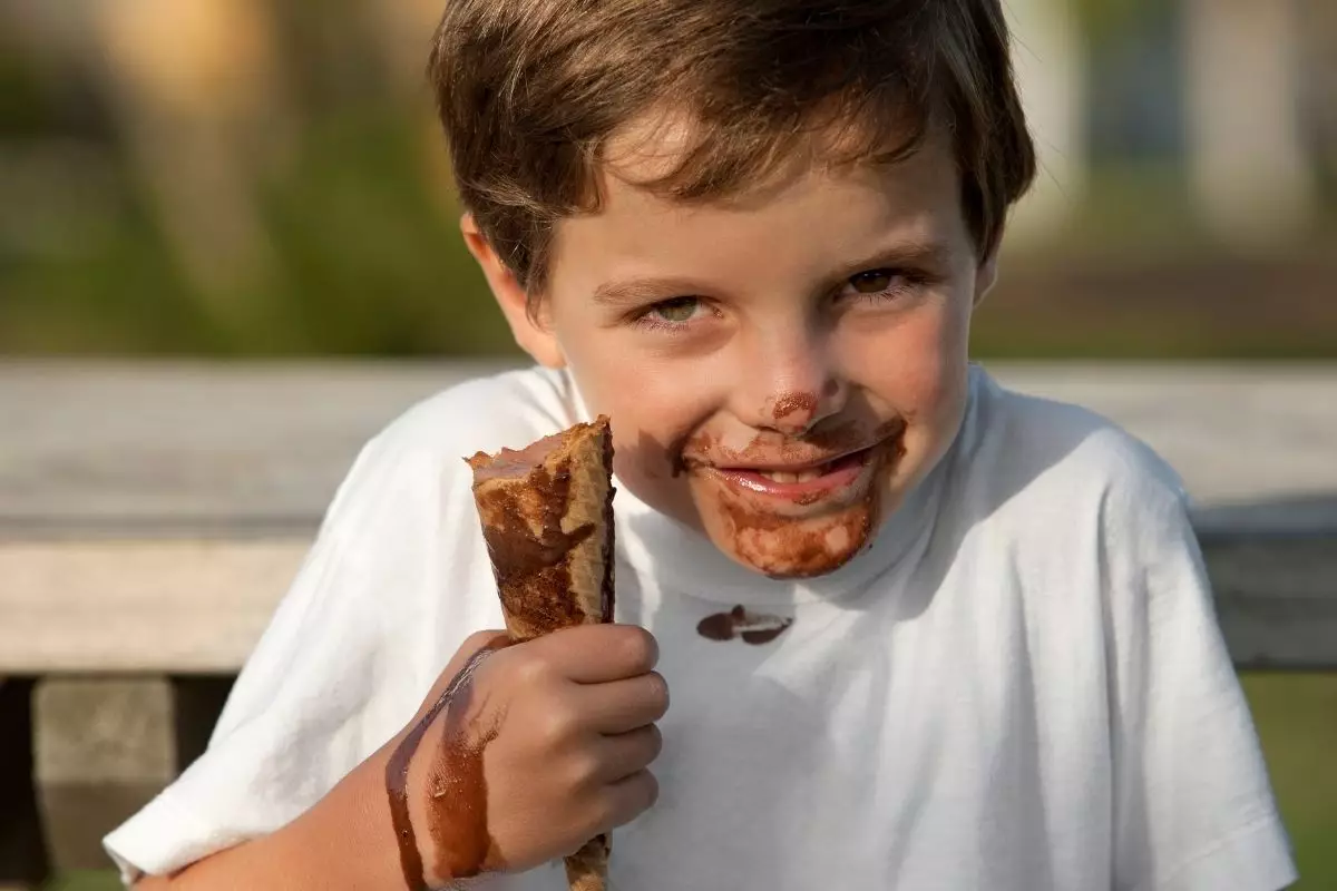 tirar mancha de sorvete das roupas - Reprodução Canva