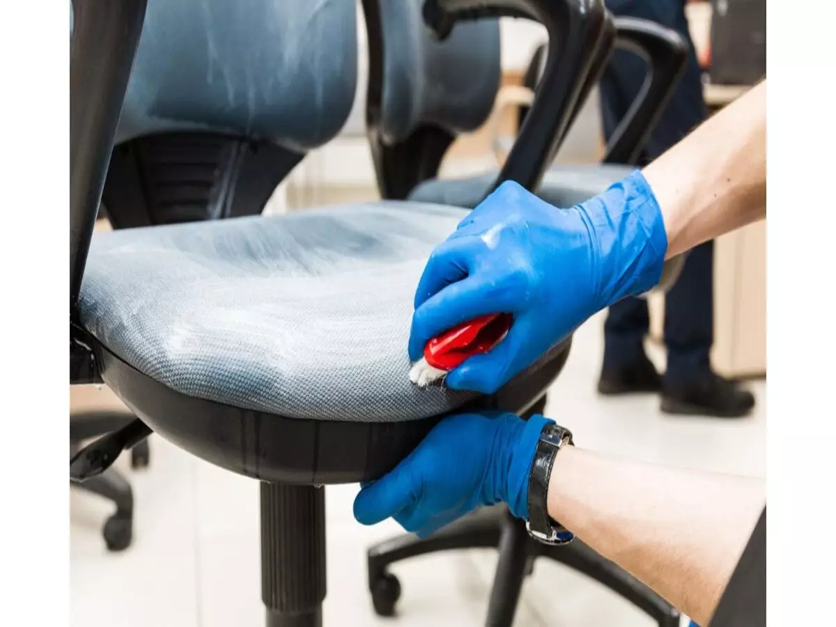 Limpar cadeira de escritório de tecido: como tirar o cheiro ruim de suor? Veja dicas