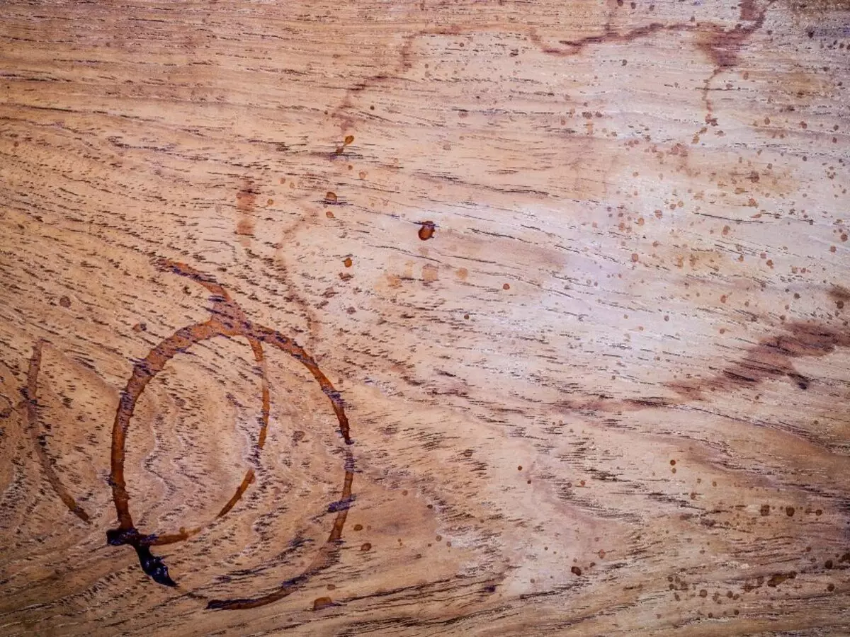 Manchas de água no chão de madeira: Veja dicas de como acabar com isso em poucos minutos 
