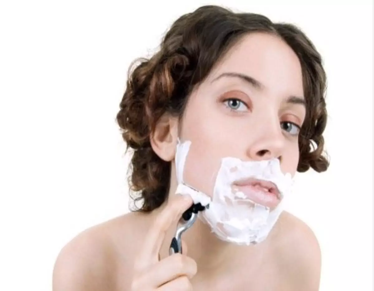 Passar gilete no buço feminino dá barba? Veja se isso é mito ou verdade