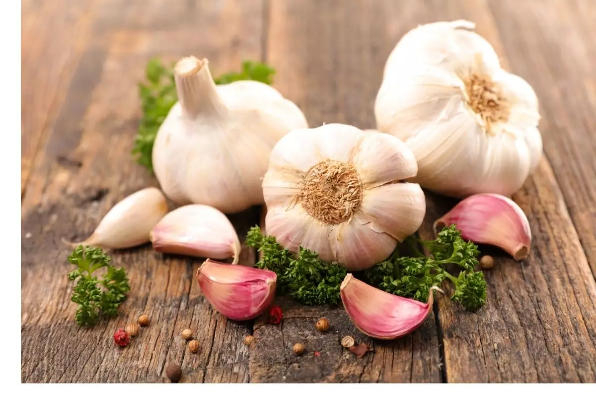 Descascar alho no microondas: aprenda esse truque caseiro simples