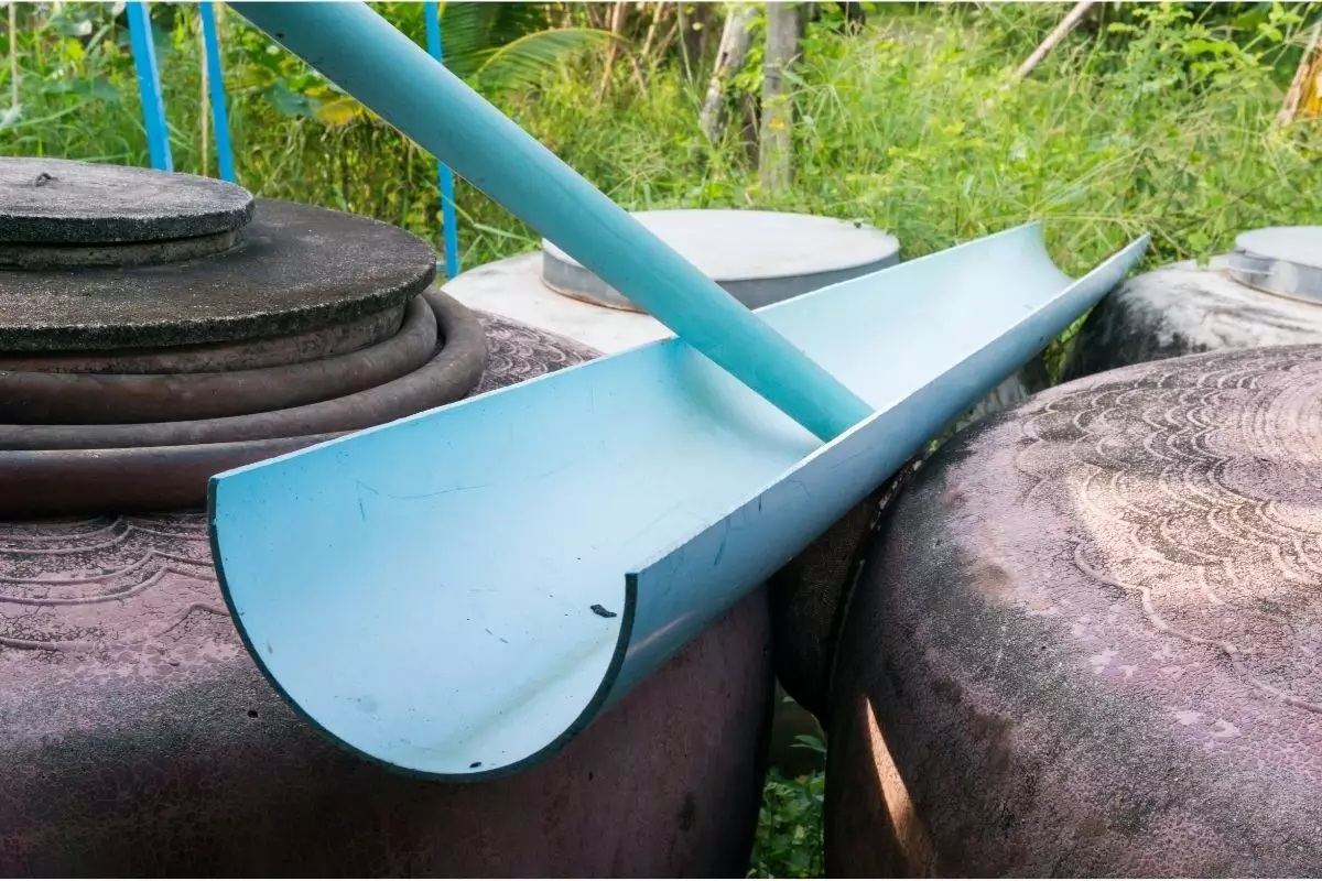 Como fazer calha com cano PVC Veja agora e economize dinheiro - Reprodução Canva