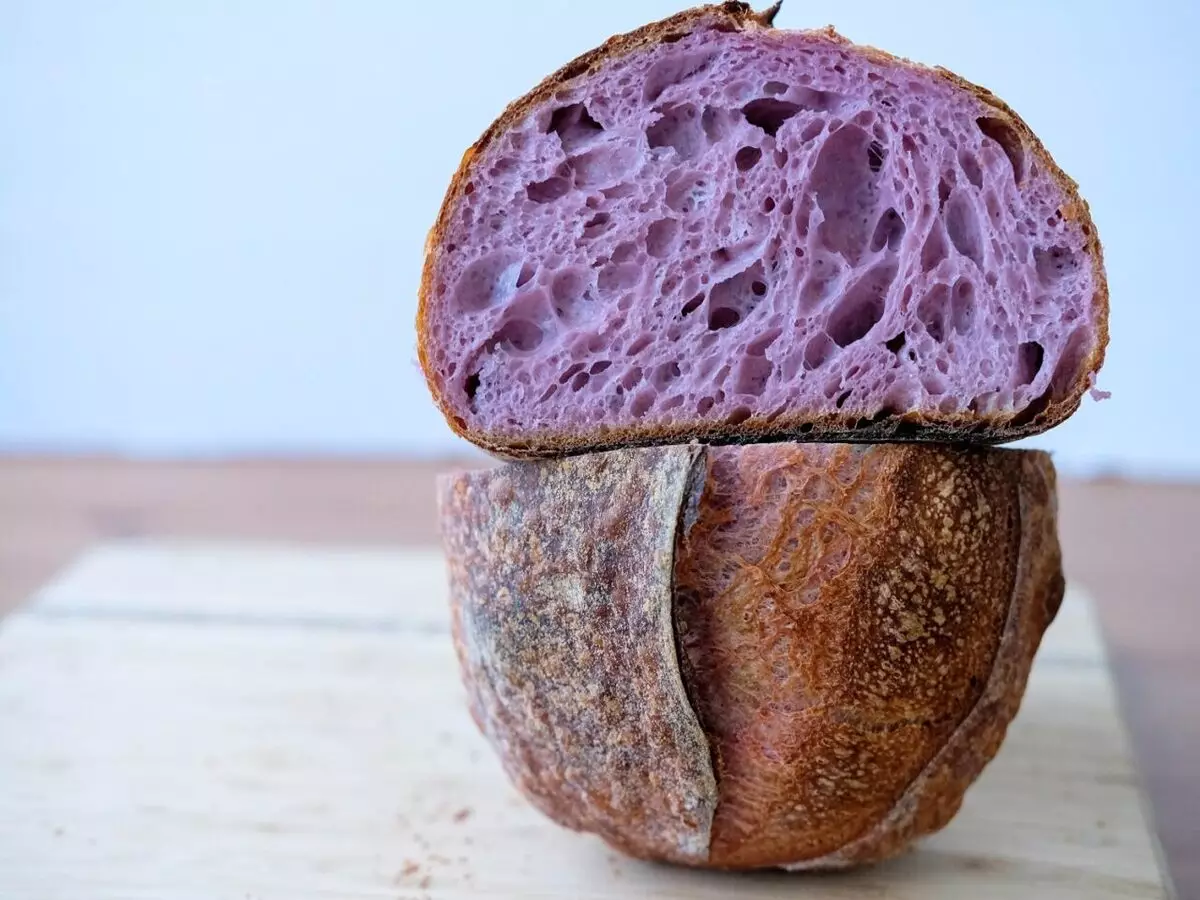 Pão de batata roxa no forno tem gosto igual a pão de queijo e é alternativa para veganos - Fonte: Pixabay