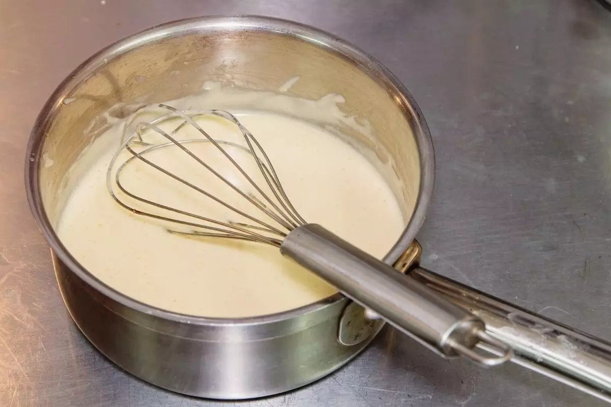 Confira como fazer uma receita de molho branco fácil - reprodução: Canva