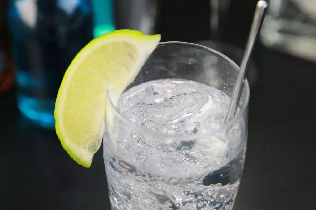 Aprenda essa receita clássica de gin tônica agora mesmo - reprodução: Canva