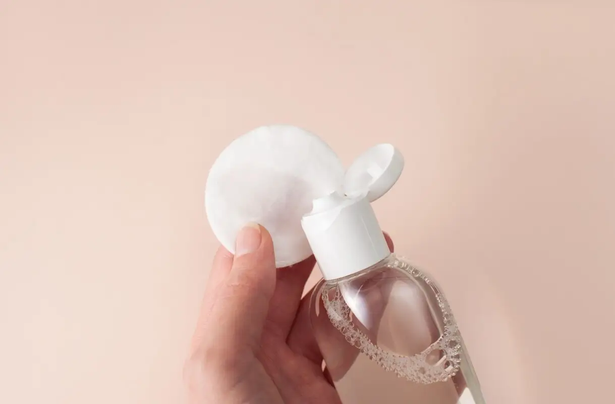 Água micelar: veja as vantagens de utilizá-la na pele - Fonte Canva