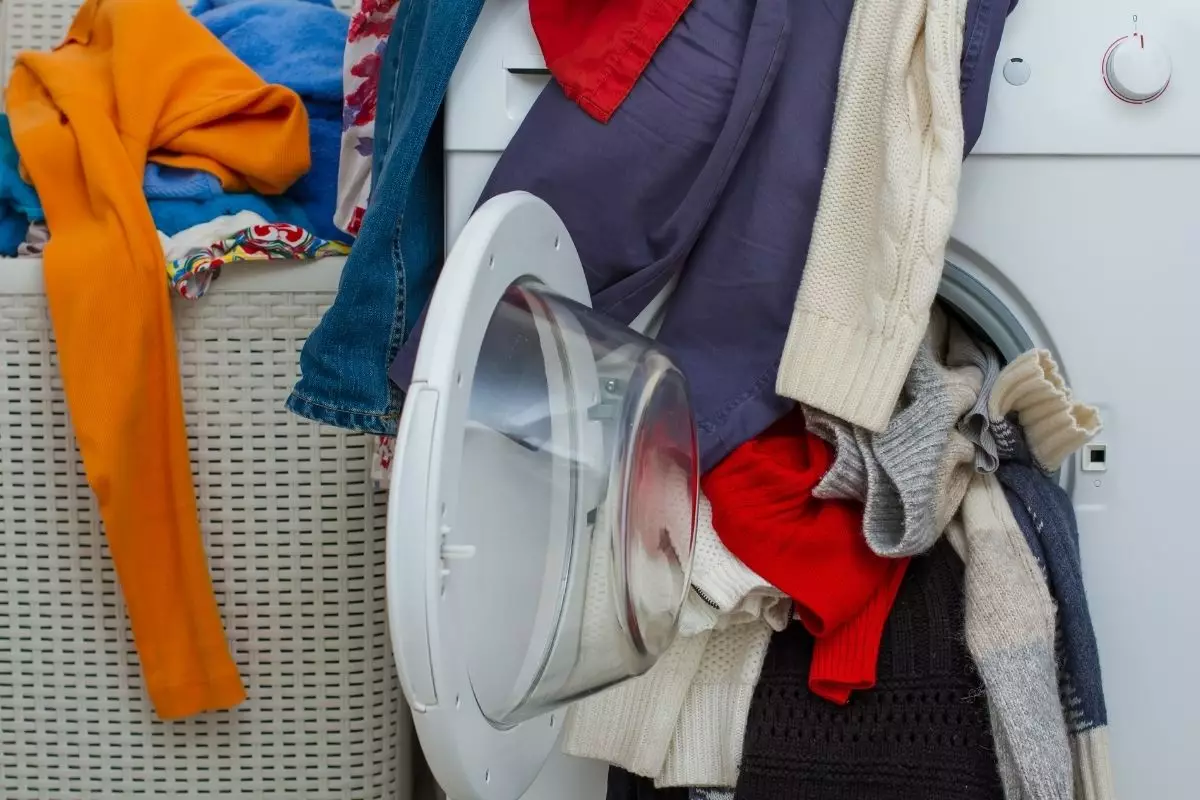 Aprenda como remover manchas amarelas dos tecidos; Saiba mais agora mesmo - reprodução: Canva