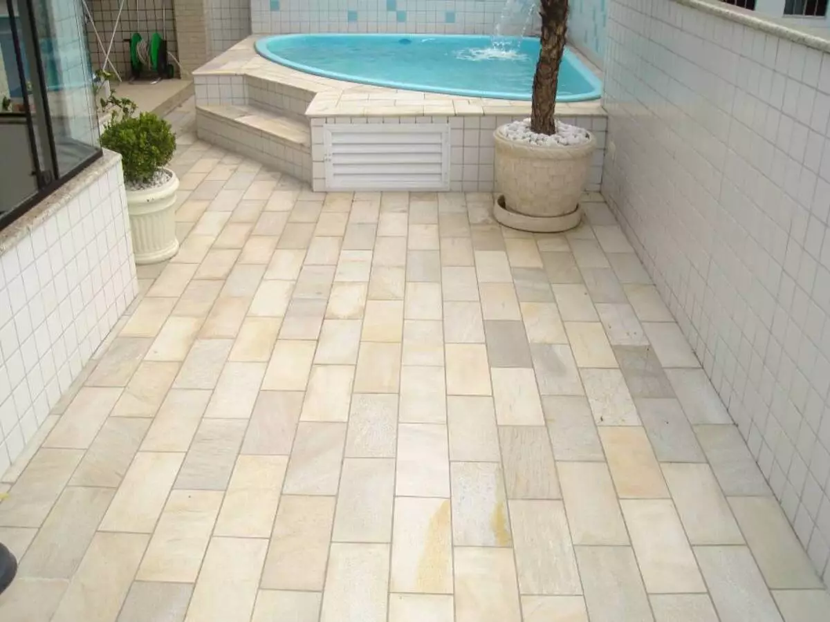 Como limpar piso antiderrapante: veja dicas para deixar eles com aparência de novo