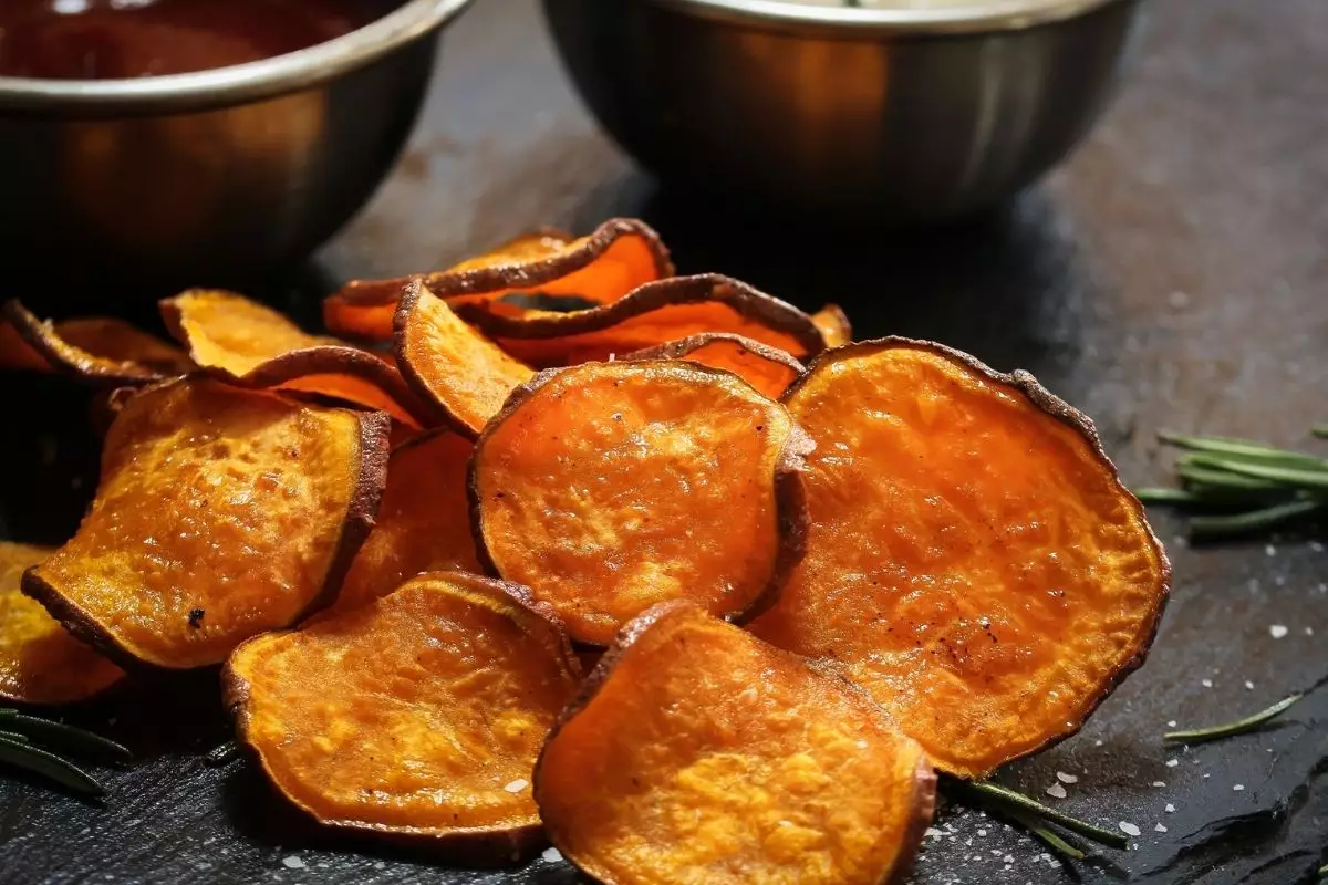 Chips de batata-doce na Air Fryer: feita com casca, rápida e fácil