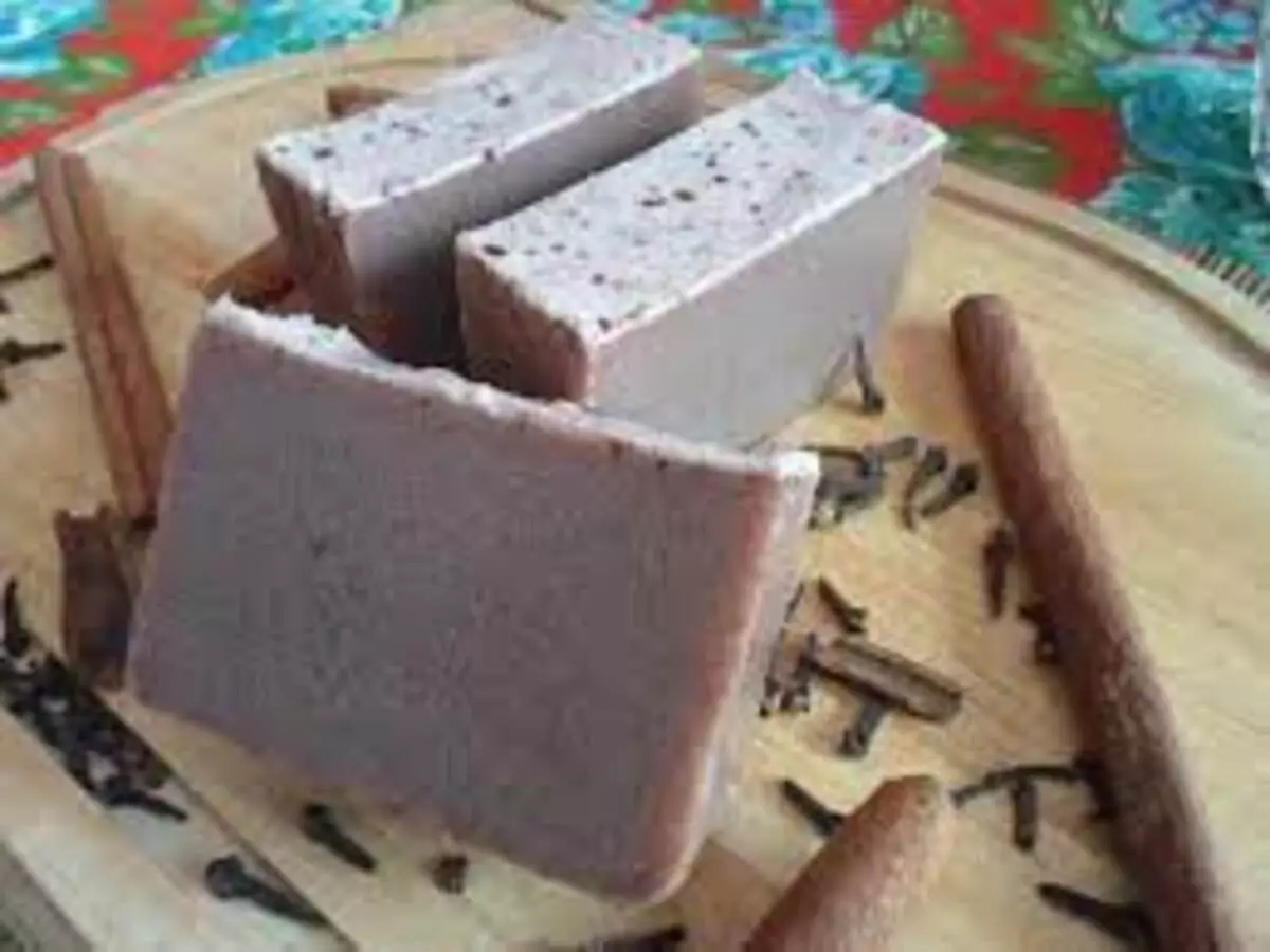 Sabonete artesanal de cravo em pó: veja receita para fazer o esfoliante em casa