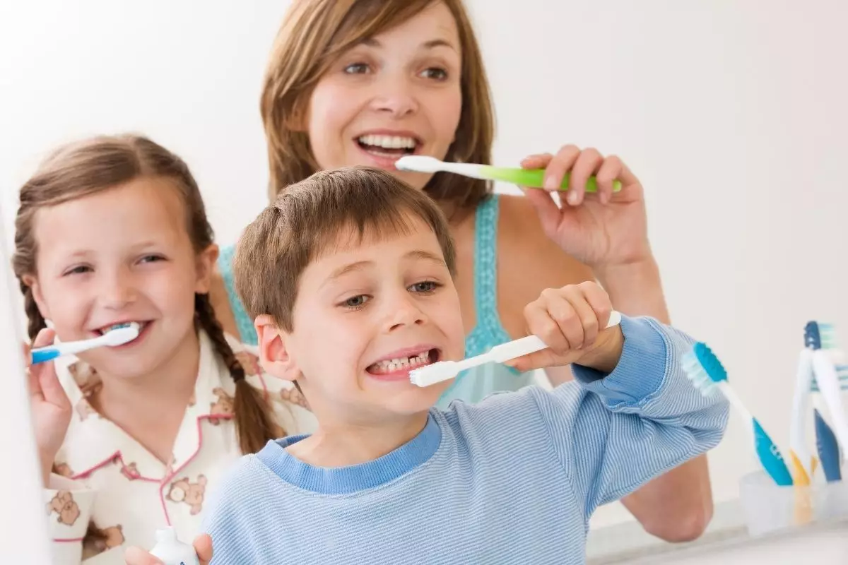 Confira a importância e como higienizar a escova de dentes da maneira correta