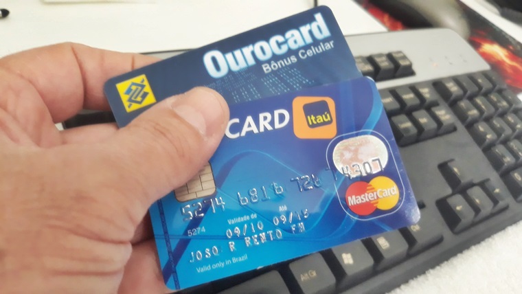Cartão de crédito com o nome no serasa. Foto/Roberto Mendes