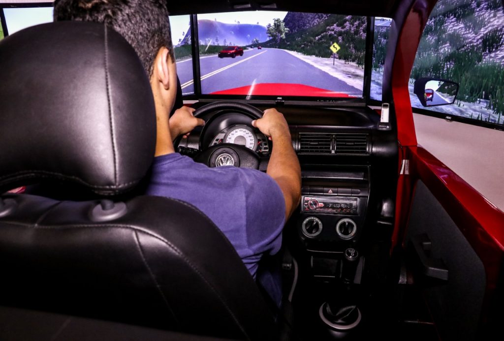 Simulador de direção reduz reprovações em provas práticas da CNH