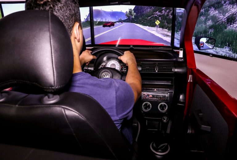Simulador de direção reduz reprovações em provas práticas da CNH