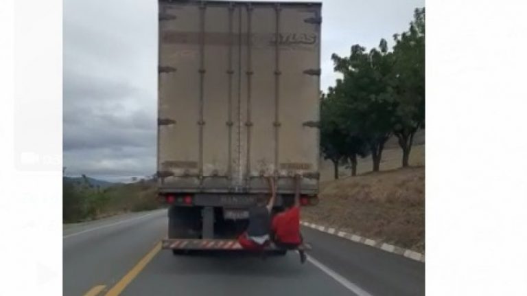 crianças no caminhão