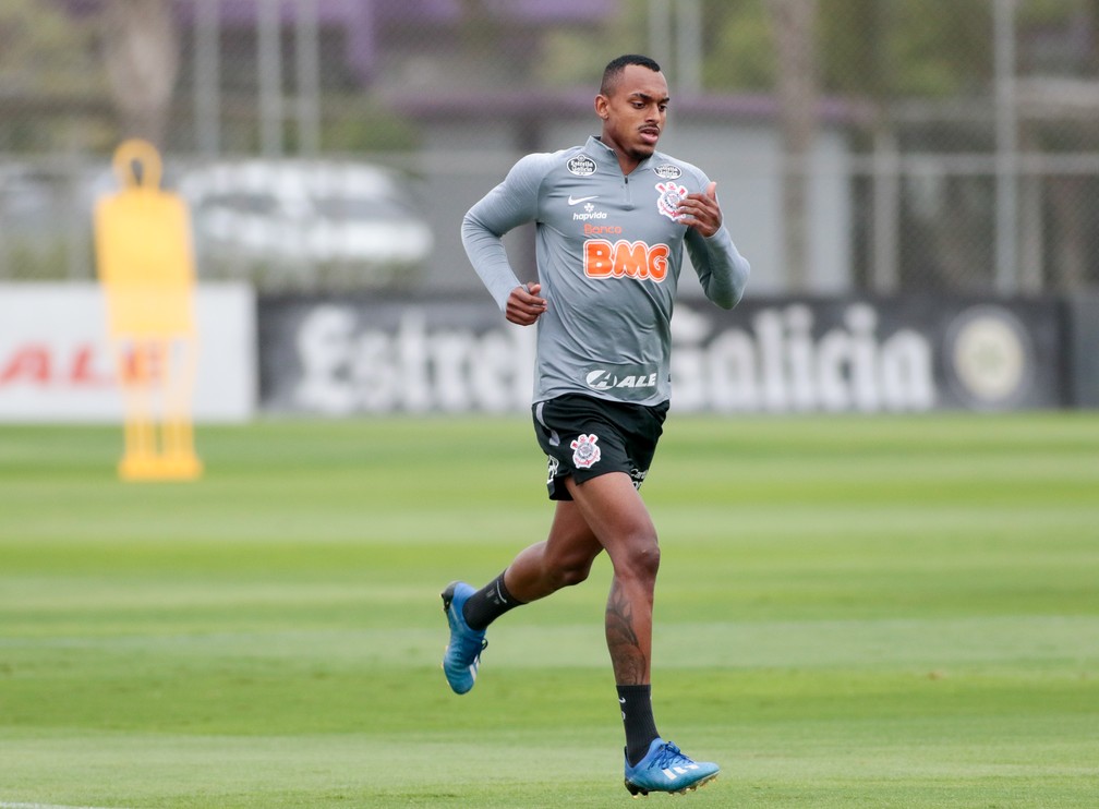 Corinthians renova contrato com jovem zagueiro até 2024; saiba quem é