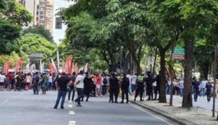 Avenida Afonso Pena fechou em Belo Horizonte por protestantes por causa do comércio