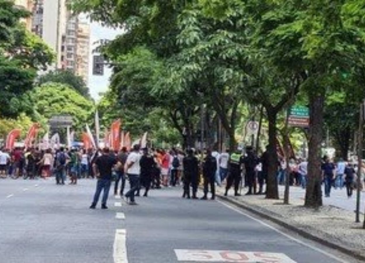 Avenida Afonso Pena fechou em Belo Horizonte por protestantes por causa do comércio
