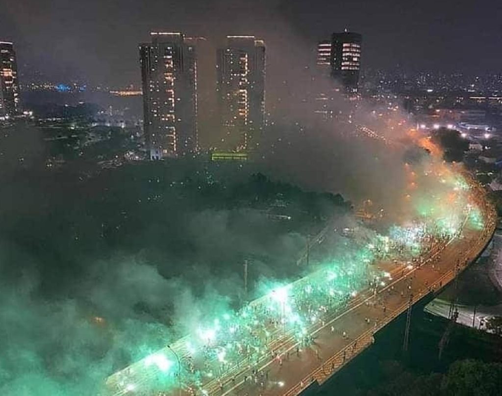 Torcida do Palmeiras recebe críticas de jornal argentino por aglomeração na semifinal da Libertadores