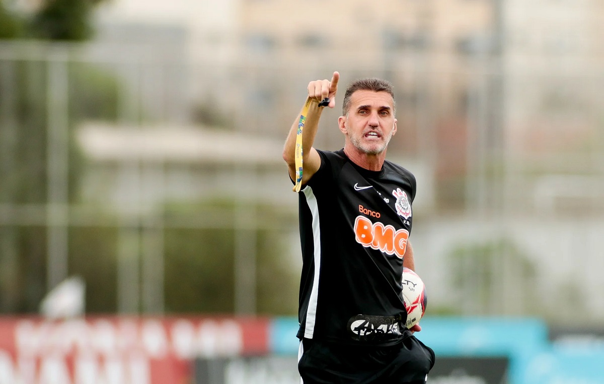 Ex-lateral da Seleção Brasileira, Cicinho garante que Corinthians perdeu a posição de quarta força paulista