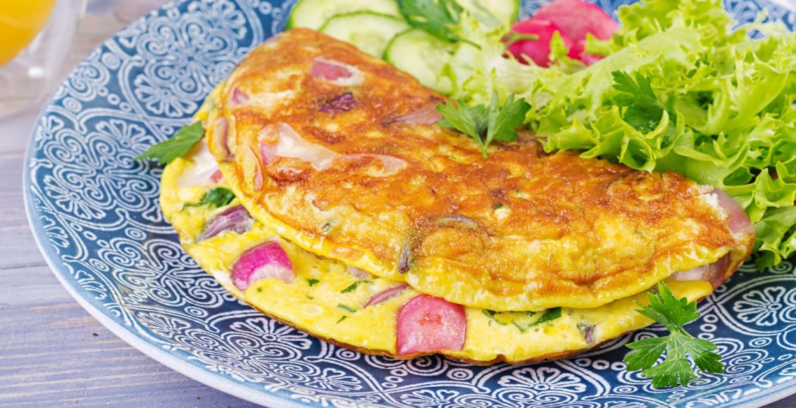 Omelete low carb é opção rápida e nutritiva para almoço de segunda-feira