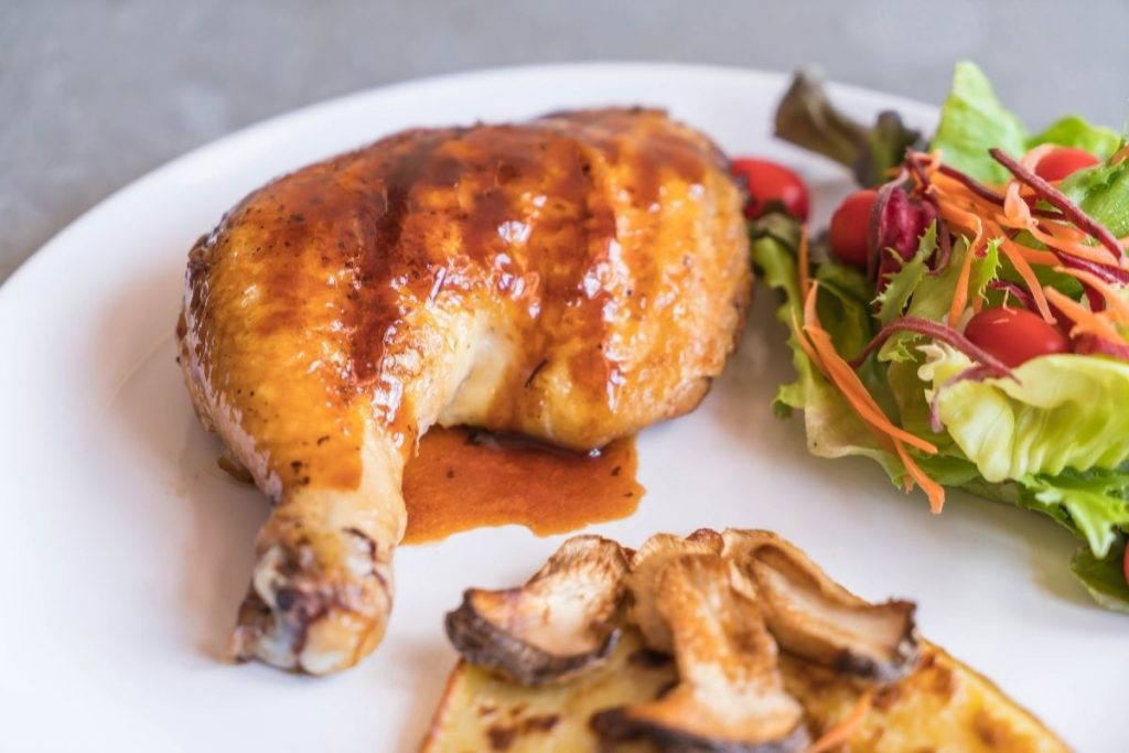 coxa de frango assada com molho de mostarda e mel