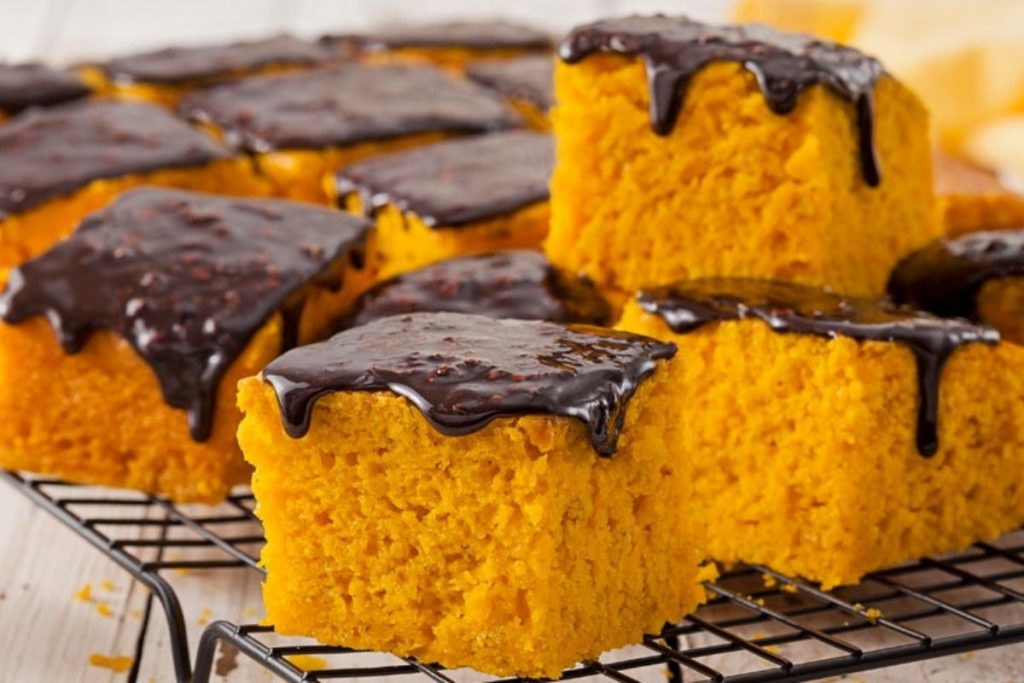 Bolo de cenoura com gotas de Chocolate