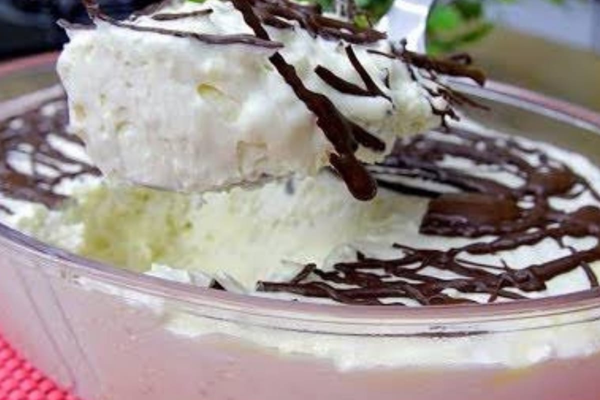 A sobremesa moça gelada pode-se dizer que é o tipo de sobremesa coringa, ótima para refeições de todo o tipo