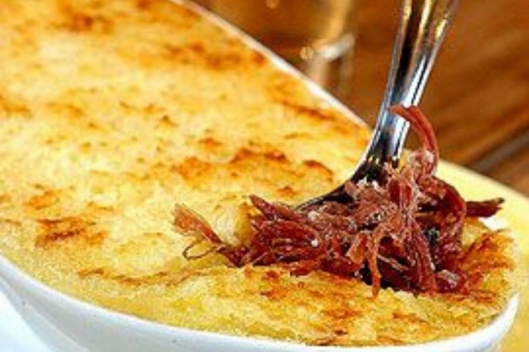 escondidinho de carne seca