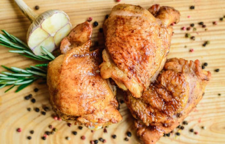 Frango assado típico: A receita perfeita para seu dia a dia (Foto: Reprodução iStock)