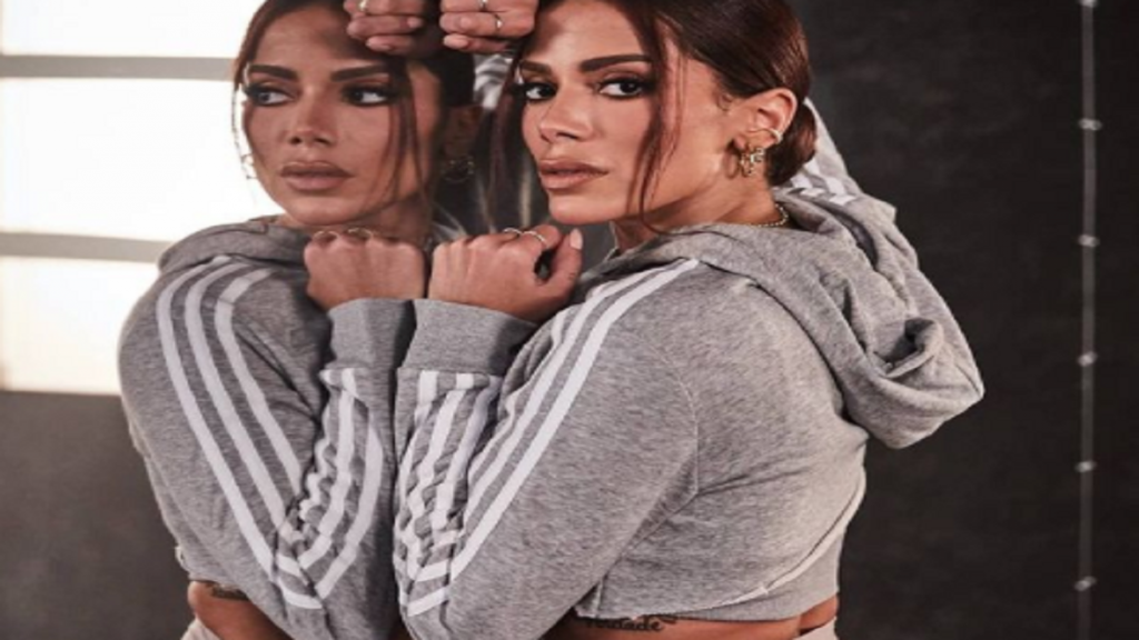 Anitta no espelho Foto Reprodução Instagram