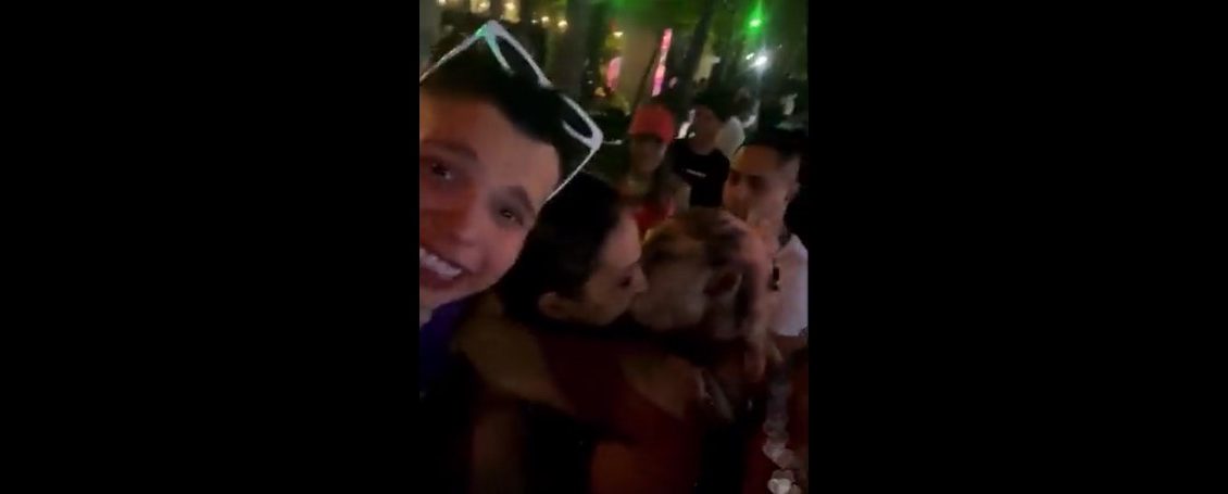 Veja o vídeo do beijão entre Valesca Popozuda e Dora Figueiredo/ Reprodução: Twitter