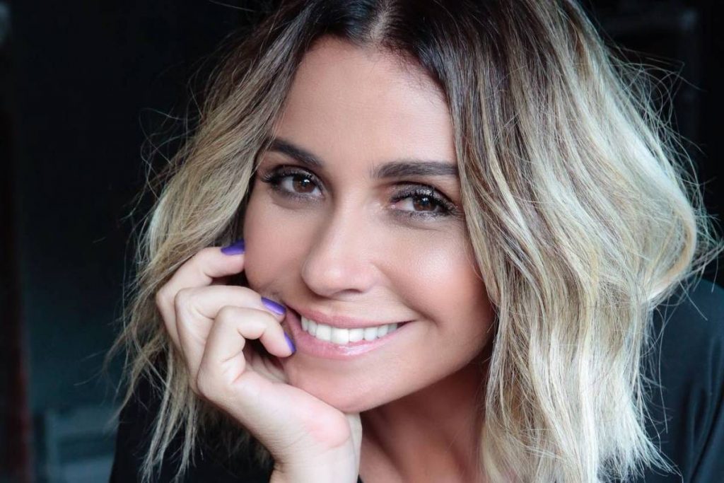 Giovana Antonelli posa de biquíni e web reage: Linda demais.