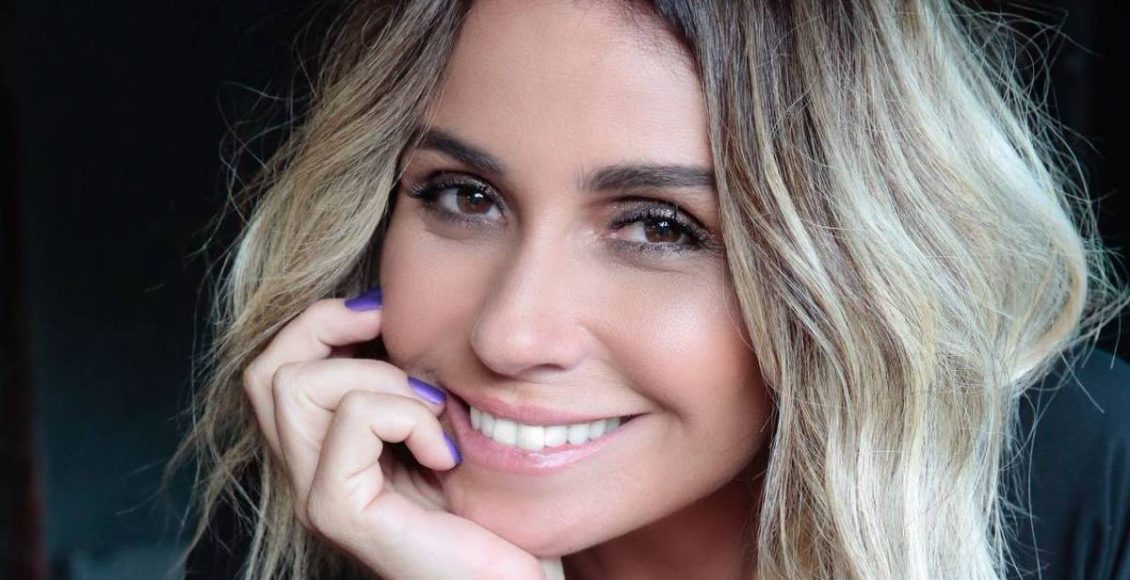 Giovana Antonelli posa de biquíni e web reage: Linda demais.