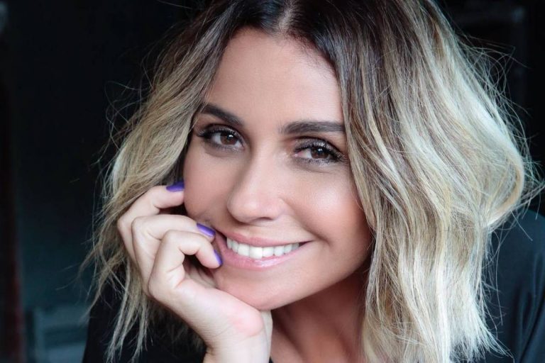 Giovana Antonelli posa de biquíni e web reage: Linda demais.