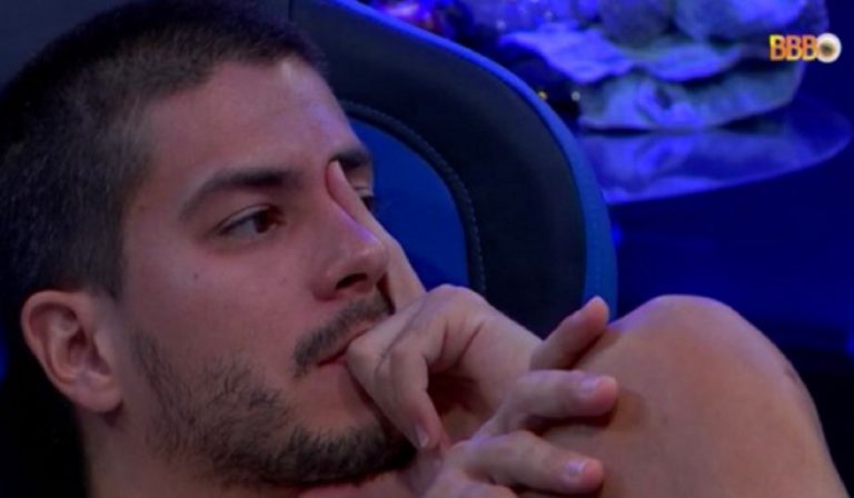 ARTHUR AGUIAR NO PAREDÃO - FOTO REPRODUÇÃO DO TWITTER