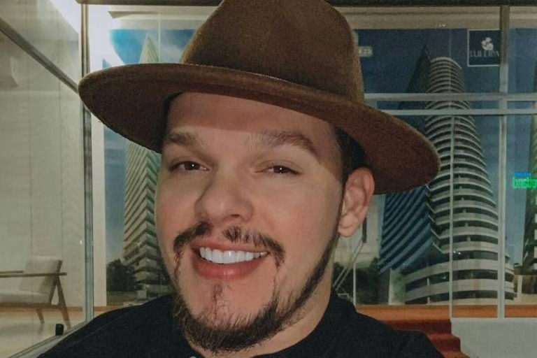 Cantor Sertanejo Thiago Costa retorna aos palcos após acidente, veja.